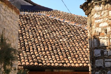 Arnavutluk 'un geleneksel kil kiremit çatıları