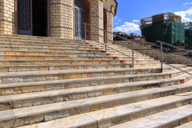 Arnavutluk 'un kumtaşı bloklarından yapılmış merdivenler
