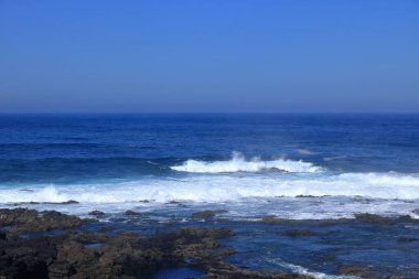 Jandia Doğal Parkı 'ndaki Fuerteventura' daki taşlı sahilde şiddetli dalgalar kopuyor.