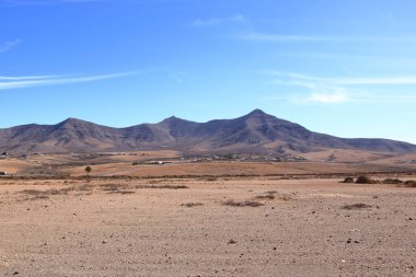 Tefia Yel değirmeni, Fuerteventura, Kanarya Adaları, İspanya yakınlarındaki arazi ve dağların manzarası