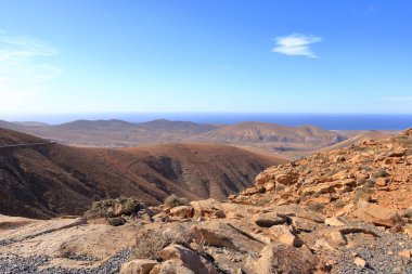 Kanarya Adaları 'ndaki Fuerteventura adasındaki Mirador del Risco de Las Penas manzarası