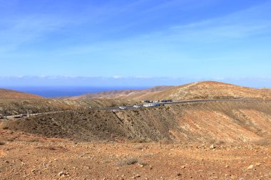 Mirador astronomi şirketi Sicasumbre, Fuerteventura, İspanya - 23 Kasım 2023: İnsanlar çöl tepelerinin manzarasının tadını çıkarıyor