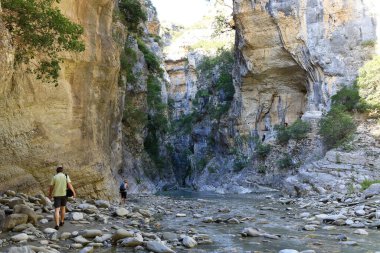 15 Eylül 2023 - Lengarica Kanyonu, Arnavutluk 'ta Permet: insanlar güzel manzaranın tadını çıkarıyor