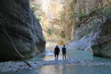 15 Eylül 2023 - Lengarica Kanyonu, Arnavutluk 'ta Permet: insanlar güzel manzaranın tadını çıkarıyor
