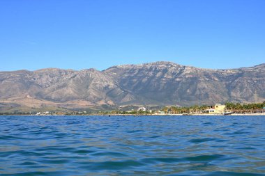 18 Eylül 2023 - Arnavutluk 'ta Orikum, Vlora: insanlar güzel plajın tadını çıkarıyor