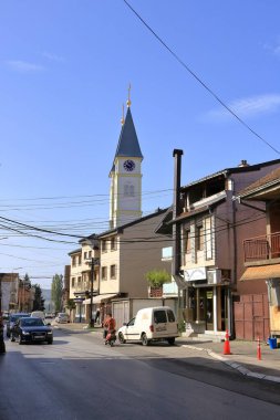 22 Eylül 2023 - Kosova 'da Cakova: güneşli bir günde sokak hayatı, şehirde arabalar