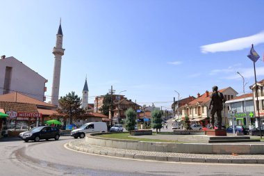 22 Eylül 2023 - Kosova 'da Cakova: güneşli bir günde kent meydanı