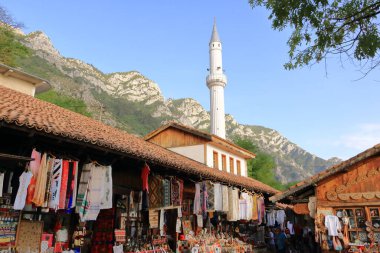 22 Eylül 2023 - Arnavutluk 'ta Kruja: Köyün merkezindeki yaya caddesinde insanlar yürüyor