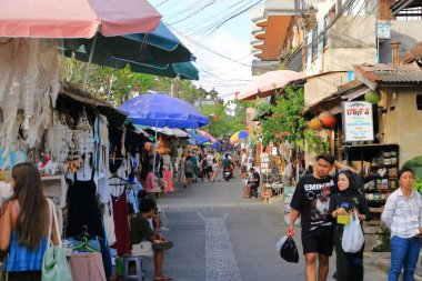 Ubud, Endonezya 'dan Bali - 30 Ocak 2024: Yerel halk ve turistler şehrin tadını çıkarıyor