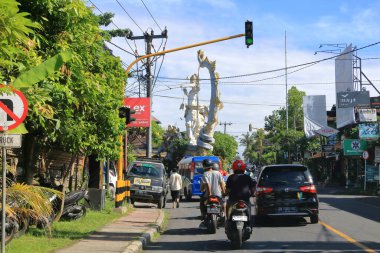 Ubud, Endonezya 'da Bali - 31 Ocak 2024: Bali sokaklarında arabalar ve motorsikletler