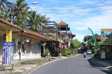 Ubud, Endonezya 'da Bali - 31 Ocak 2024: Bali sokaklarında arabalar ve motorsikletler