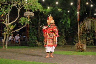 Ubud, Endonezya 'dan Bali - 31 Ocak 2024: Parlak geleneksel kostümlü güzel Balili kızlar grubu