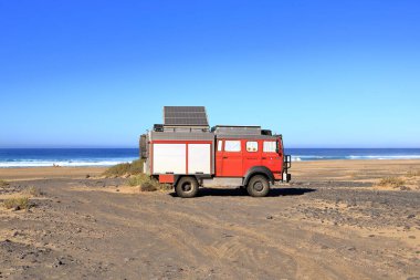 19 Kasım 2023 - Playa de Cofete, Jandia, Fuerteventura, İspanya 'daki Kanarya Adaları: İnsanlar güneşli bir günde Atlantik Okyanusu' nda özgürlüğün tadını çıkarıyorlar.