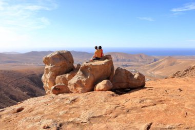 20 Kasım 2023 - Mirador del Risco de Las Penas, Fuerteventura, İspanya 'daki Kanarya Adaları: insanlar yukarıdan manzaranın tadını çıkarırlar