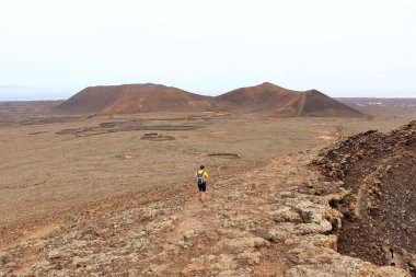 Volkan Calderon Hondo Fuerteventura, Kanarya Adaları, İspanya - 21 Kasım 2023: Turistler bulutlu bir günde volkana tırmanırlar