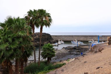 El Cotillo, Fuerteventura, Kanarya Adaları, İspanya - 21 Kasım 2023: Bulutlu bir günde köyün deniz limanı