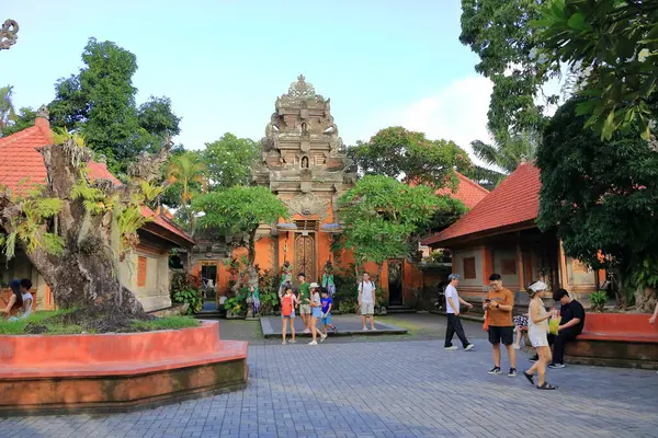 Ubud, Endonezya 'dan Bali - 30 Ocak 2024: Ubud Sarayı, yerel adı Puri Saren Agung