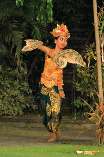 Endonezya 'da Ubud, Bali - 31 Ocak 2024: Genç dansçılar kelebek dansı yapıyor