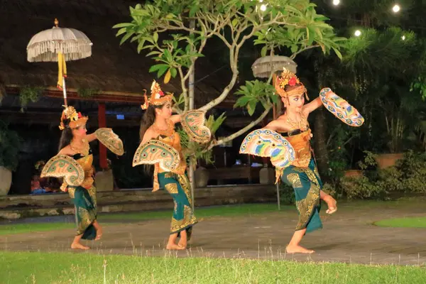 Endonezya 'da Ubud, Bali - 31 Ocak 2024: Genç dansçılar kelebek dansı yapıyor