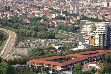 19 Eylül 2023 - Arnavutluk 'ta Şkoder: şehrin önündeki yoksul insanların yerleşimi