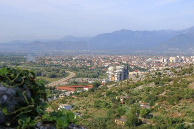 Arnavutluk 'un Shkoder kentindeki Rozafa Şatosu' nun antik taş duvarından kırsal yerleşim yeri olan bir vadi manzarası