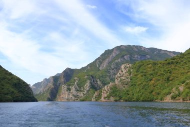 Arnavutluk 'taki Koman Gölü manzarası