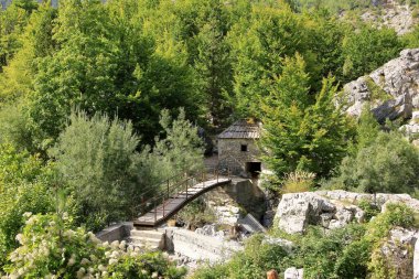 Arnavutluk 'un Valbona vadisinde popüler bir turizm merkezi olan Mulliri i Vjeter eski değirmen evi