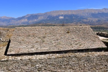 Arnavutluk 'taki eski evlerin antik taş çatısı