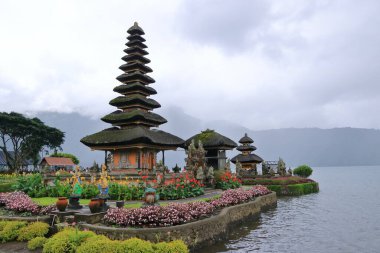 Pura Ulun Danu Beratan, Endonezya 'daki Bratan Gölü manzarasındaki Hindu tapınağı.