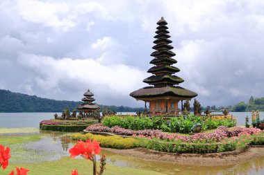 Pura Ulun Danu Beratan, Endonezya 'daki Bratan Gölü manzarasındaki Hindu tapınağı.