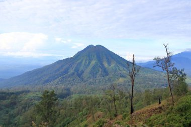 Endonezya 'nın doğu Java bölgesindeki dağlarla Ijen Volkan Kompleksi' nin çarpıcı panoramik manzarası