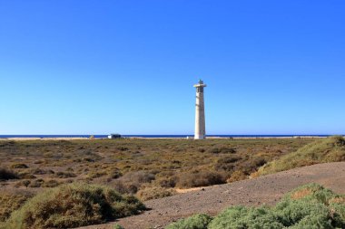 Faro de Morro Jable, Morro Jable sahilindeki deniz feneri Jandia yarımadasında gün doğumu ışığında, Fuerteventura, İspanya 'daki Kanarya Adaları