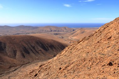 Kanarya Adaları 'ndaki Fuerteventura adasındaki Mirador del Risco de Las Penas manzarası