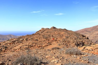 20 Kasım 2023 - Mirador del Risco de Las Penas, Fuerteventura, İspanya 'daki Kanarya Adaları: insanlar yukarıdan manzaranın tadını çıkarırlar