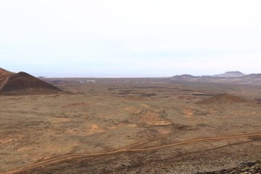 Volcan Calderon Hondo 'nun Fuerteventura, Kanarya Adaları' ndaki arka planında Corralejo Kumulları 'nın olduğu kuzey tarafına bakın.