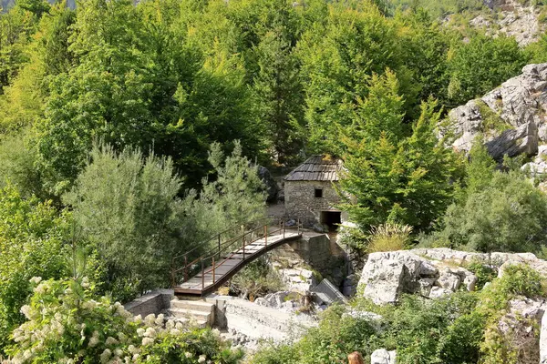 Dom Most Popularnej Atrakcji Turystycznej Dolinie Valbona Albania Mulliri Vjeter Zdjęcie Stockowe