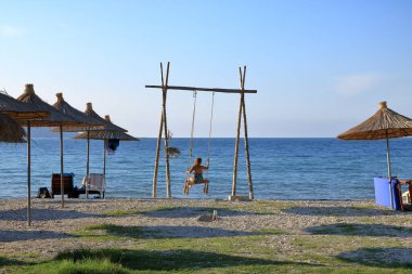 18 Eylül 2023 - Arnavutluk 'ta Orikum, Vlora: insanlar güzel plajın tadını çıkarıyor
