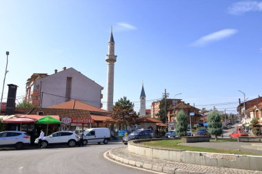 22 Eylül 2023 - Kosova 'da Cakova: güneşli bir günde kent meydanı