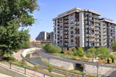 22 Eylül 2023 - Kosova 'da Cakova: Güneşli bir günde şehrin modern kesimi