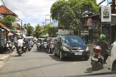 Ubud, Endonezya 'da Bali - 31 Ocak 2024: Bali sokaklarında arabalar ve motorsikletler