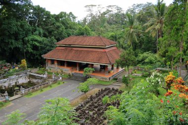 Ubud, Endonezya 'daki Bali - 31 Ocak 2024: İnsanlar Goa Gajah Tapınağını ziyaret ediyor