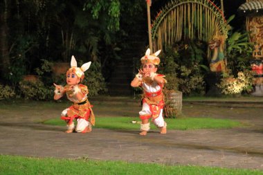 Endonezya 'dan Ubud, Bali - 31 Ocak 2024: Genç dansçılar tavşan dansı yapıyor
