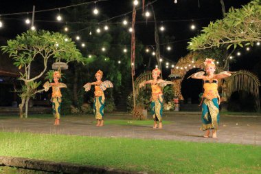 Endonezya 'da Ubud, Bali - 31 Ocak 2024: Genç dansçılar kelebek dansı yapıyor