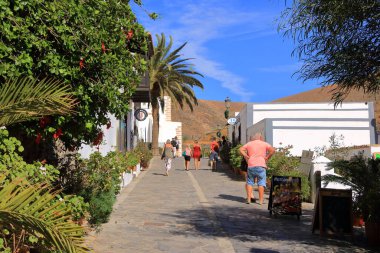 20 Kasım 2023 - İspanya 'da Betancuria, Fuerteventura: adanın göbeğindeki küçük köyde koşuşturma ve koşuşturma