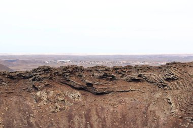 Volkan Calderon Hondo Fuerteventura, Kanarya Adaları, İspanya - 21 Kasım 2023: Turistler bulutlu bir günde volkana tırmanırlar