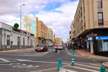 Puerto del Rosario, İspanya 'da Fuerteventura - 24 Kasım 2023: Yerliler ve turistler şehirde her günün tadını çıkarıyorlar