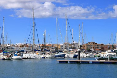 Corralejo, İspanya 'daki Fuerteventura Kanarya Adası - 25 Kasım 2023: Limana demirlemiş teknelerin görüntüsü