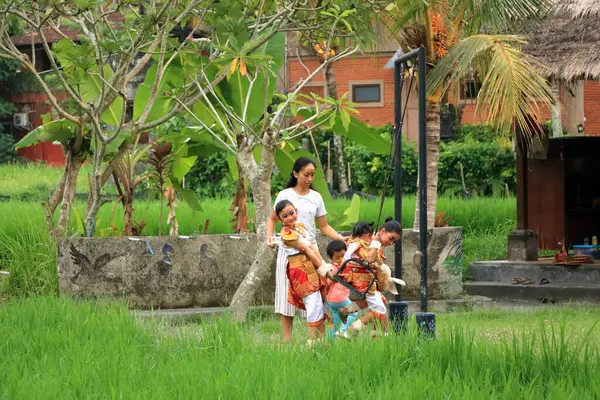 Endonezya 'dan Ubud, Bali - 31 Ocak 2024: Dans gösterisine hazırlanan genç dansçılar