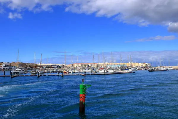 Corralejo, İspanya 'daki Fuerteventura Kanarya Adası - 25 Kasım 2023: Limana demirlemiş teknelerin görüntüsü