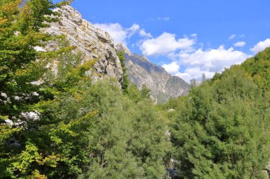 Arnavutluk 'un Theth ve Valbona kentlerindeki Arnavut Alpleri' nden ham dağ manzaralarının panoramik manzarası